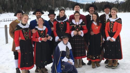 La giuventüna da Samedan düraunt la schlitteda (fotografia: mad).