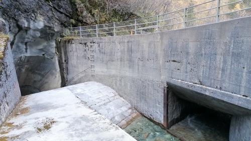 Abzweigung: Rechts fliesst die Fedacla in Richtung Fexer Schlucht und Sils Maria, links sieht man den Eingang in den Entlastungsstollen.
Foto: Peter Mosimann, TBA Graubünden