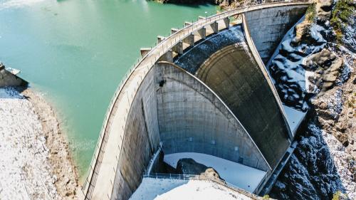 Rund 8000 Gigawattsunden Strom produzieren die Bündner Wasserkraftwerke. In Zukunft soll der Kanton stärker an der Wertschöpfung partizipieren. Foto: Jon Duschletta