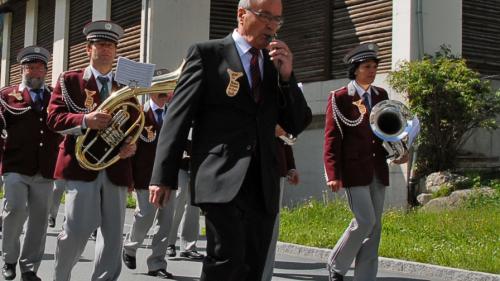 Matias Oswald as preschainta als prüms avrigl in occasiun dal concert da prümavaira da la musica Uniun Tschierv/Fuldera/Lü l'ultima vouta sco dirigent da quella società da musica (fotografia archiv: Nicolo Bass).