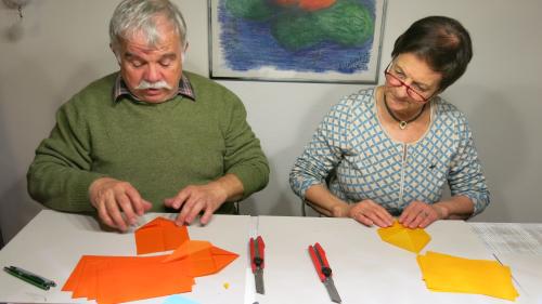 Unter der Anleitung von Steivan Gaudenz bastelten die Mitglieder der «Tauscheria» Weihnachtssterne aus Seidenpapier (Foto: z.Vfg)