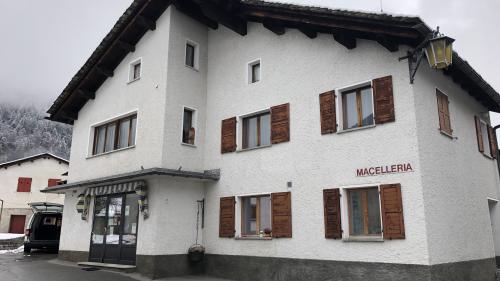 Die Metzgerei Chiesa in Vicosoprano ist auch mit einem Schlachthof ausgestattet. Gelingt die Nachfolge nicht, verlieren Bauern und Jäger im Bergell und Oberengadin einen Bezugspunkt.
Foto: Marie-Claire Jur