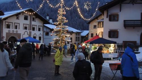 Grond interess pel marchà d’Advent a Scuol (fotografia: Benedict Stecher).