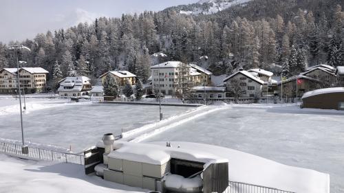 Blick auf den winterlichen Sportplatz Muot Marias: Die zwei Natureisfelder sind zur Zeit der Aufnahme noch nicht fertiggestellt.
Foto: Marie-Claire Jur