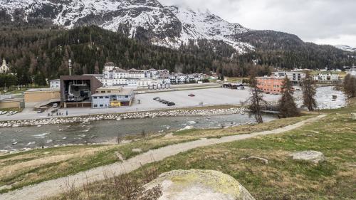 So sieht das Signal-Areal momentan aus. Aufgrund der gültigen Baurechtsverträge mit den Bergbahnen müsste neben dem RESZ auch eine Parkierungsanlage und ein Hotel realisiert werden. Foto: Daniel Zaugg