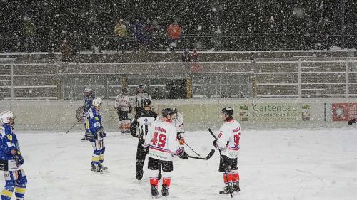 Schneetreiben auf der offenen Kunsteisbahn Ludains anlässlich des Meisterschaftsspiel des EHC St. Moritz gegen Kreuzlingen-Konstanz vom Samstag, 4. Dezember 2021.
Foto: Reto Stifel