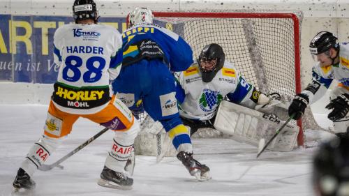 Iseppi trifft zum 5:1 für den EHC St.Moritz.   Foto: Daniel Zaugg