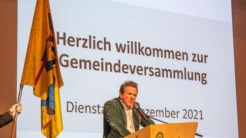 Der St. Moritzer Gemeindepräsident Christian Jott Jenny präsentierte anlässlich der Gemeindeversammlung vom Dienstagabend das Budget 2022. Foto: Reto Stifel