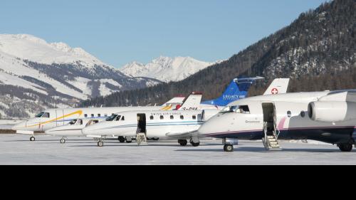 In einer Charta ist festgehalten, wie sich der Regionalflughafen Samedan baulich und betrieblich weiterentwickeln soll.	
Foto: Daniel Zaugg