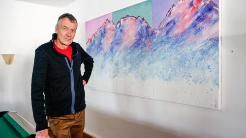 Rolf Bräm zeigt im Hotel Schweizerhaus in Maloja gut 30 Bergbilder, darunter auch das dreiteilige Werk «Piz Bernina - Scerscen - Roseg». Foto: Jon Duschletta