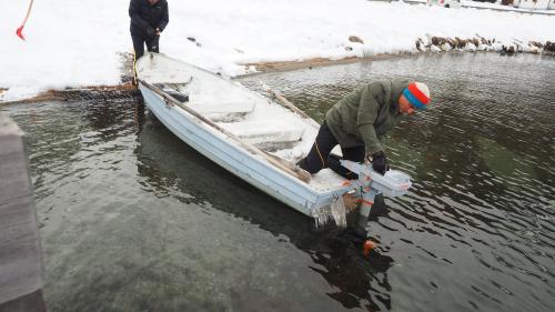 Antonio Walther und sein Sohn Nico machen in Plaun da Lej ein Ruderboot mit E-Motor für eine Testfahrt klar. Der E-Motor ist kompakt und relativ leicht.
Foto: Marie-Claire Jur