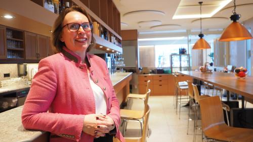 Petra Franca Bonetti im Restaurant-Pizzeria Sonne. Man sieht den sieben Meter langen Chat Table, der den Stammtisch ersetzt hat.
Foto: Marie-Claire Jur