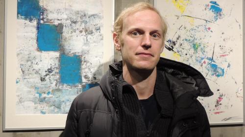 Nicolas Neumeier bei seiner Ausstellung in Scuol zwischen «Morgengrauen» und «Sunstorm». Foto: Benedict Stecher