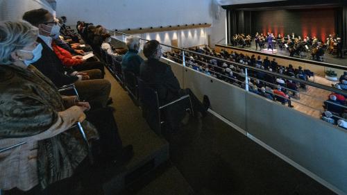 Blick von der Empore des grossen Konzertsaals im Rondo auf die Bühne, wo Joshua Weilerstein das Sinfonieorchester dirigiert. Foto: fotoswiss.com/Cattaneo