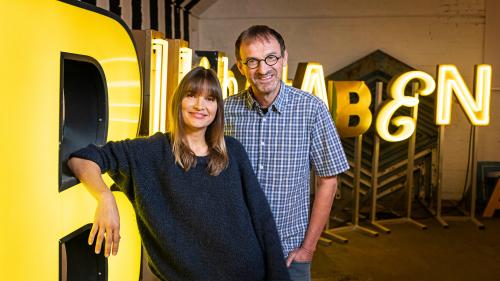 Journalist, Germanist und Romanist Peter Linden mit seiner Co-Moderatorin Nadine Kreutzer. Sein Podcast «Babylonische Verhältnisse» beinhaltet 24 Folgen. Foto: audible, Jens Oellermann
