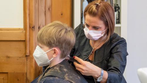 Über die Festtage hat Coiffeuse Manuela Eyholzer viel zu tun. Dieses Jahr aber nicht so.	
Foto: Valentina Baumann