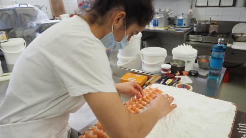 Die Glücksschweinchen aus Marzipan gehören zu den aktuellen Verkaufsschlagern der Konditorei Hanselmann.
Foto: Marie-Claire Jur