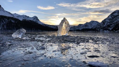 Ob von der Natur geformt oder von Menschenhand gestaltet: Auf dem schwarz gefrorenen Silsersee gibt es viel Überraschendes zu entdecken. Fotos: Marie-Claire Jur