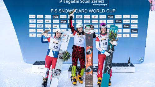 Das Siegerpodest der Frauen: 1. Platz Sabine Schoeffmann (A); 2. Platz Julie Zogg (CH); 3. Platz Ladina Jenny (CH) (Foto: Dominik Täuber). 