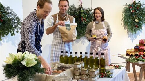 Georg Hammer, Rémy und Lucie Bailloux präsentieren ihre Spezialitäten wie den Panettone fichi, mele et noci (Foto: z. Vfg).