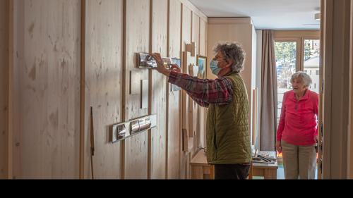 Die alten Erinnerungen im neuen Zimmer: Margrit Godli freut sich, dass ihr Ramon Zangger die Fotos aufhängt. Fotos: Reto Stifel