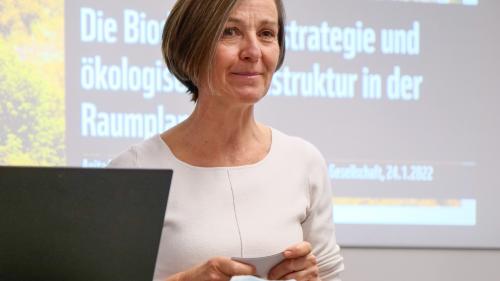 Anita Mazzetta sprach in Samedan zur Biodiversitätsstrategie und den Möglichkeiten der Gemeinden, an der ökologischen Infrastruktur mitzubauen. Foto: Jon Duschletta