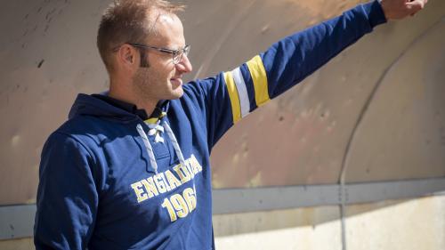 Der Trainer des CdH Engiadina, Benny Wunderer, gibt die Verantwortung für die erste Mannschaft ab und widmet sich in Zukunft vollumfänglich dem Nachwuchs (Foto: Daniel Zaugg).