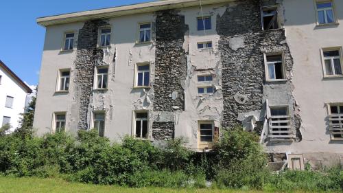 L’Hotel Tarasp as preschainta in ün fich nosch stadi (fotografia: Benedict Stecher).