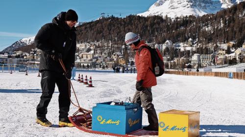 Die Eisdecke auf dem St. Moritzersee wird auf allfällige Schwachstellen geprüft. Foto: www.swiss-image.ch/Andy Mettler