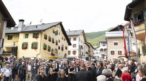 Ün gronda fuolla da Rumantschas e Rumantschs in occasiun da la festa da giubileum da 100 ons Lia Rumantscha a Zuoz (fotografia: Mayk Wendt).