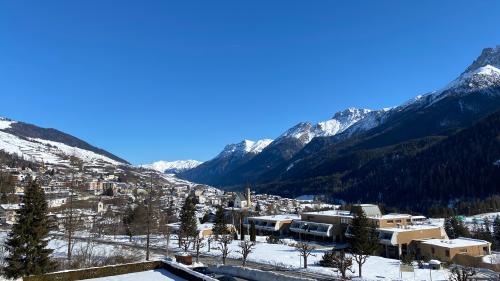 La populaziun da Scuol accepta cleramaing la revisiun parziala da la planisaziun locala (fotografia: Nicolo Bass).