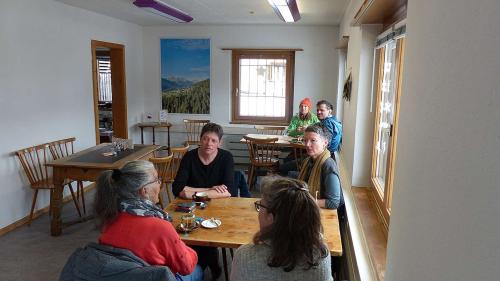 Glieud da cumün ed eir giasts d’utrò giodan la sporta dal Cafè Spontan a Tschlin. Quel as rechatta ingio chi d’eira plü bod il büro cumünal. 	fotografias: Flurin Andry
