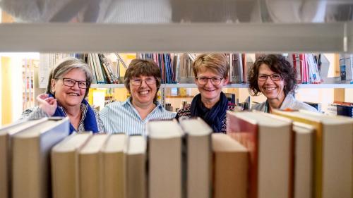 Las collavuraturas actualas da la Biblioteca publica Zernez da schnestra: Renate Braunschweiler, Birgit Luzi, Beatrice Müller e la manadra Claudia Fasani. 			fotografias: Jon Duschletta