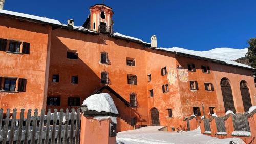 La Chesa Poult immez Zuoz – ün stabilimaint marcant ed istoric – es uossa in possess da Robertina Calatrava. D’incuort es gnieu inoltro üna dumanda da fabrica per renover la chesa. fotografia: Martin Camichel