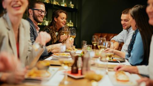 Restaurantbesuche sind wieder ohne Zertifikat und Maske möglich.  Foto: shutterstock.com/Milan Ilic Photographer