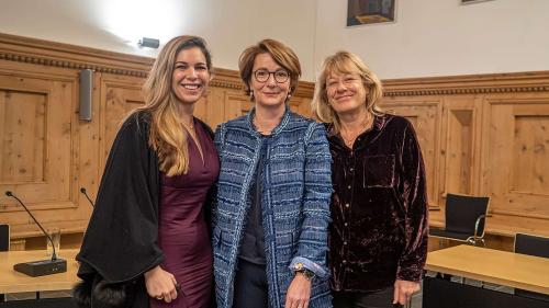 Karin Metzger Biffi (Mitte) präsidierte den St. Moritzer Gemeinderat letztes Jahr, Claudia Aerni (links) ist aktuelle Präsidentin und Prisca Anand wird zu ihrer Nachfolgerin. 	Solche Bilder sind eher die Ausnahme. Foto: Daniel Zaugg