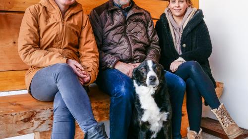 Martin Sprecher ist neu Ansprechperson der Tierkrematorium Schweiz AG für die Region Südbünden. Hier zusammen mit den beiden Kundenbetreuerinnen Andrea Walti (links) und Anja Klingebiel. Foto: Jon Duschletta