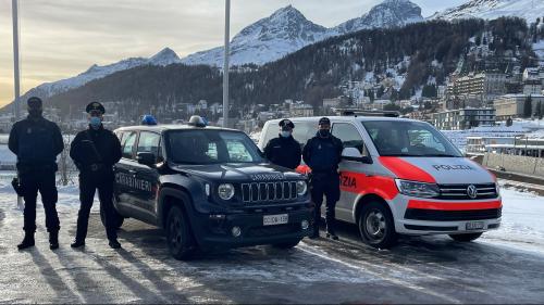 Sind Übeltätern auch gemeinsam und grenzübergreifend auf den Fersen: Carabinieri und Bündner Kantonspolizisten. Foto: Stefano Barbusca