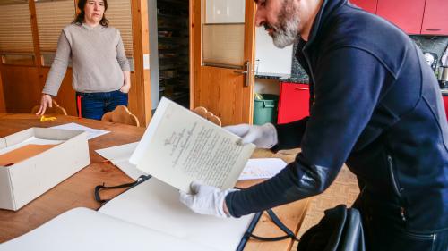 Reto Hegetschweiler piglia incunter a Zernez ün contrat da fundaziun dal Parc Naziunal Svizzer da l’archivara cumünala Daniela Denoth. fotografia: Jon Duschletta