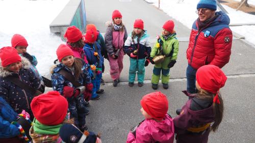 Daniel Manzoni umringt von seinen Schützlingen, den fünf- und sechjährigen Silser Kindergartenkindern. Foto: Marie-Claire Jur