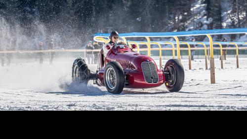 Der St. Moritzer Fritz Burkard brettert am Steuer seines 220 PS Maserati Tipo 4CL aus dem Jahr 1939 auf dem Geläuf des White Turf über den St. Moritzersee.	