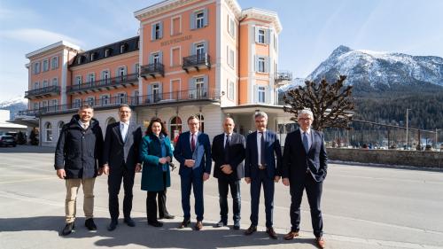 Bildlegende von links: Daniel Alfreider und Arno Kompatscher (Südtirol), Ingrid Felipe und Günther Platter (Tirol), Massimo Sertori (Lombardei) und die Regierungsräte Mario Cavigelli und Jon Domenic Parolini (Graubünden). (Foto: Kanton Graubünden)