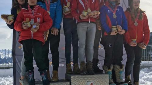 Marina Benderer (prüma davant a schnestra) ha ragiunt la medaglia d’argient pro las Maestranzas svizras da stafla, illa categoria W15 (fotografias: mad).