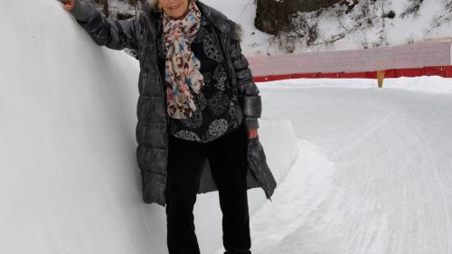 Caroline Blomfield aus London, die Urenkelin der berühmten Schauspieler Bancroft, tastet sich vorsichtig voran in der Skeletonbahn am «Shuttlecock». Fotos: fotoswiss.com/Giancarlo Cattaneo und Archiv St. Moritz Tobogganing Club (SMTC) 