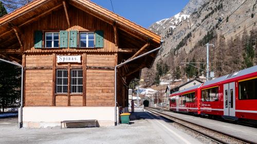 Das altehrwürdige RhB-Stationsgebäude von Spinas wurde in den letzten beiden Jahren sanft saniert. Nun folgen noch die Gleisarbeiten. Foto: Jon Duschletta