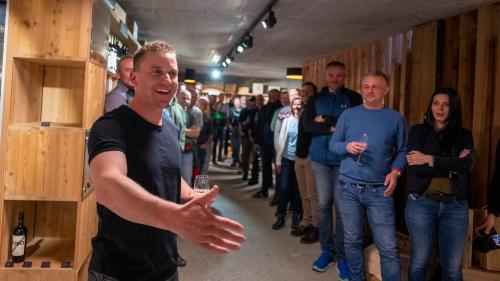 Ein emotionaler Moment für Nevin Galmarini: Er wurde in Scuol von seinen langjährigen Partnern überrascht (Foto: Mayk Wendt).