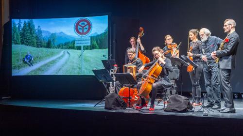 I’l toc «Tschlin retour» piglian ils Fränzlis da Tschlin cun sai a las spectaturas ed ils spectaturs sün ün viadi tuot special in lur patria Tschlin (fotografia: Livia Mauerhofer/SO)