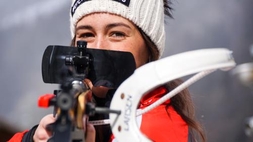 Die 21-jährige Biathletin Laura Caduff lebt und jobbt in Zernez, trainiert in Livigno, studiert in Norwegen und läuft im Biathlon-Alpencup. Foto: Jon Duschletta