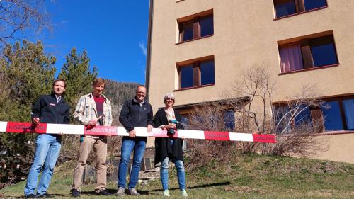 V.l.n.r.: Michel Molettieri (Architekt), Jan Harbott (Betriebsleiter Lehrlingshaus), Samuel Schäfli (Präsident der Genossenschaft) und Sandra Misani (Berufsschullehrerin und Vorstandsmitglied) beim Spatenstich.Foto: z. Vfg.