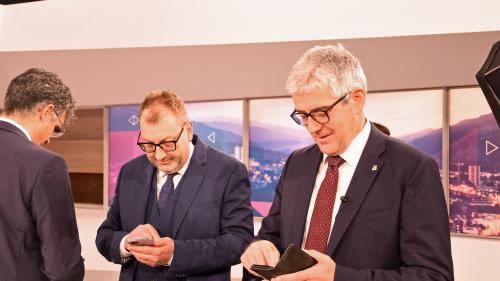 Die wiedergewählten Regierungsratsmitglieder Jon Domenic Parolini (von rechts), Peter Peyer und Marcus Caduff analisieren die Wahlresultate (Foto: Nicolo Bass).